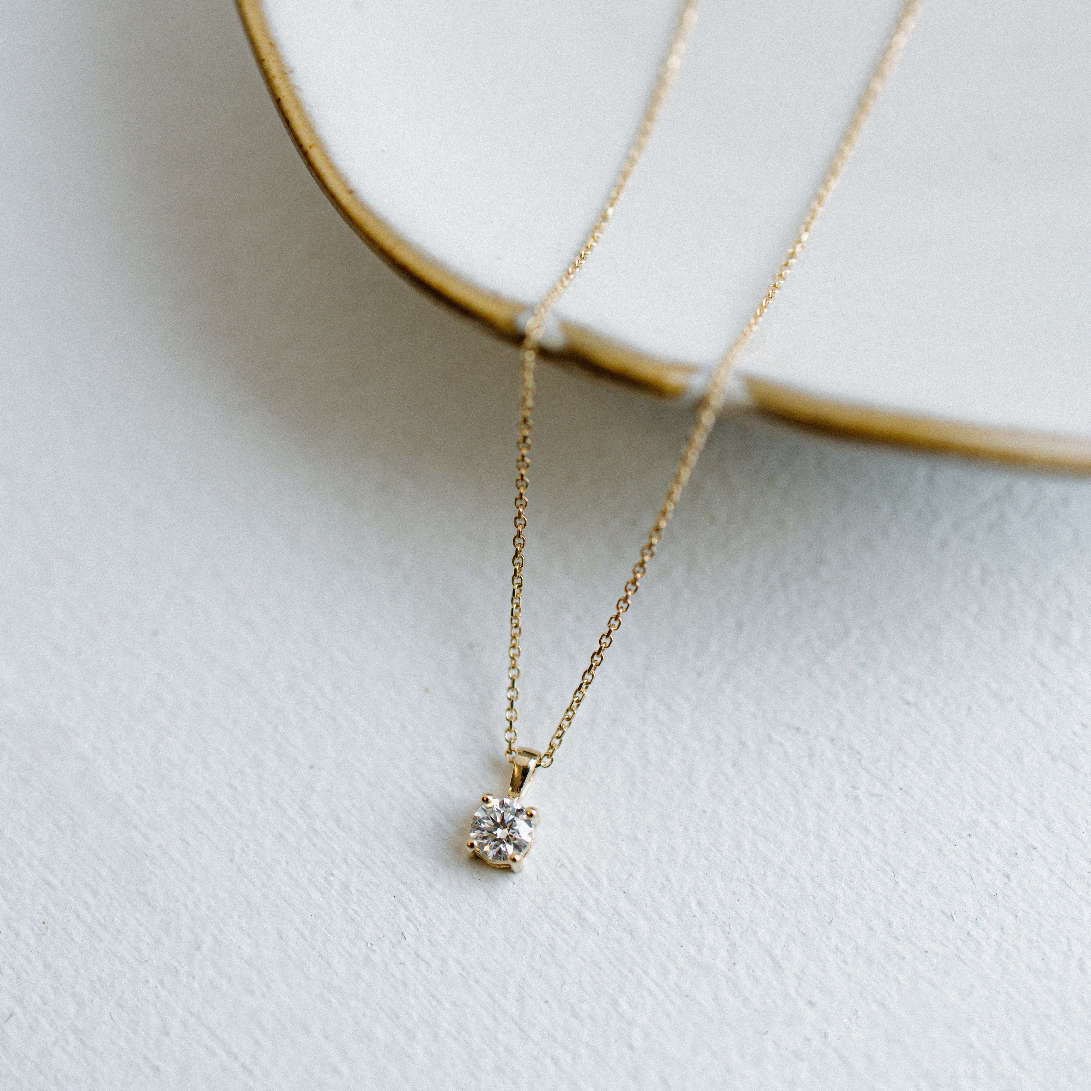 Pendentif à diamant solitaire