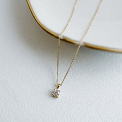 Pendentif à diamant solitaire