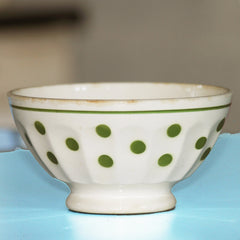 Ancien bol à facettes en faïence à pois verts