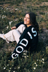 Sweater | GOD IS HERE | Edition 2026 - schwarz