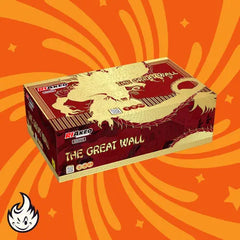 Eine rechteckige Riakeo The Great Wall Feuerwerksdose von RIAkeo mit einem goldenen Drachen auf Rot vor einem orangefarbenen Hintergrund mit gelben Wirbeln. In der Ecke sind das NEUHEIT 2024 Doppel-Verbundfeuerwerk und ein Flammensymbol abgebildet.