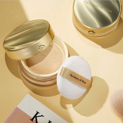 THE WHOO Gong Jin Hyang Mi Luxury Luminous Powder de la marque The History of Whoo, coffret doré, maquillage en gros plan.
