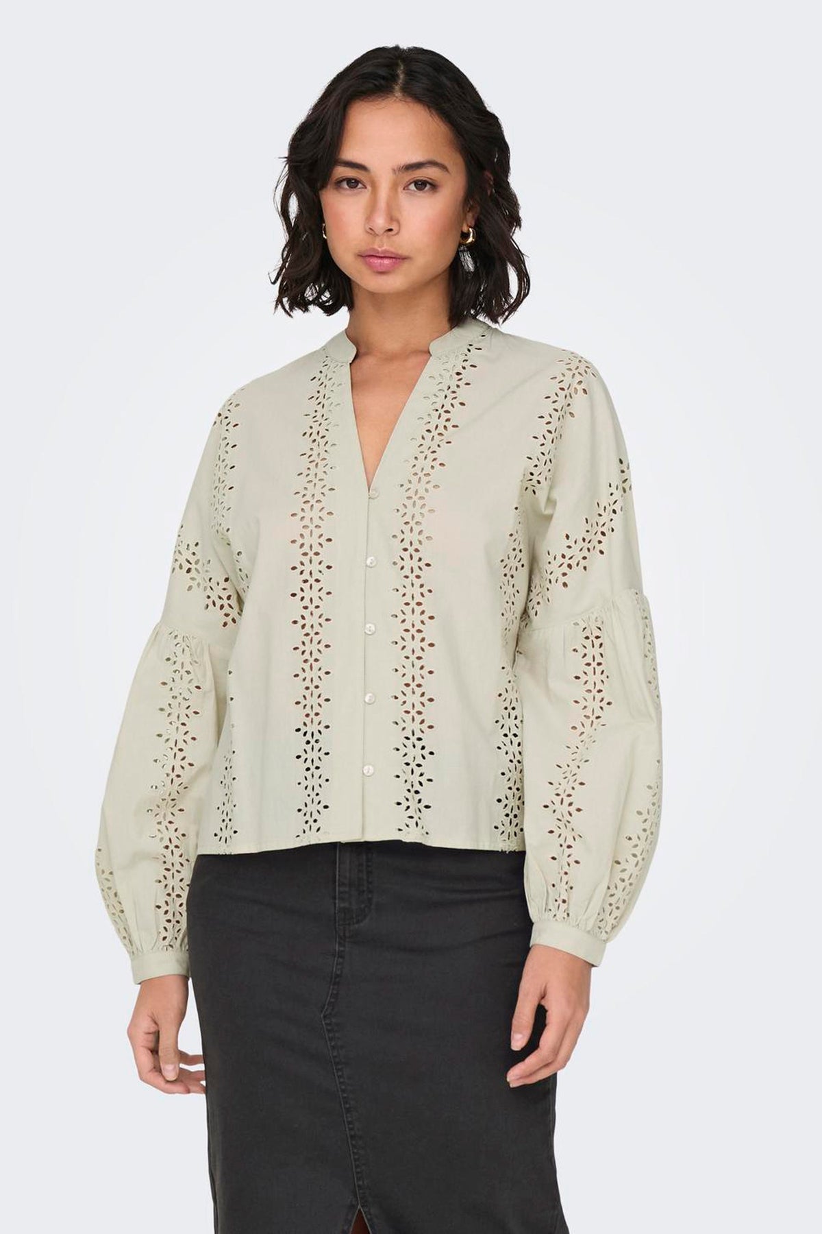 Ecru blouse met lange mouwen van ONLY, met broderie en gedragen met een zwarte rok.
