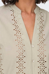 Ecru blouse met lange mouwen van ONLY, met ajourdetails aan de voorkant en knoopsluiting.