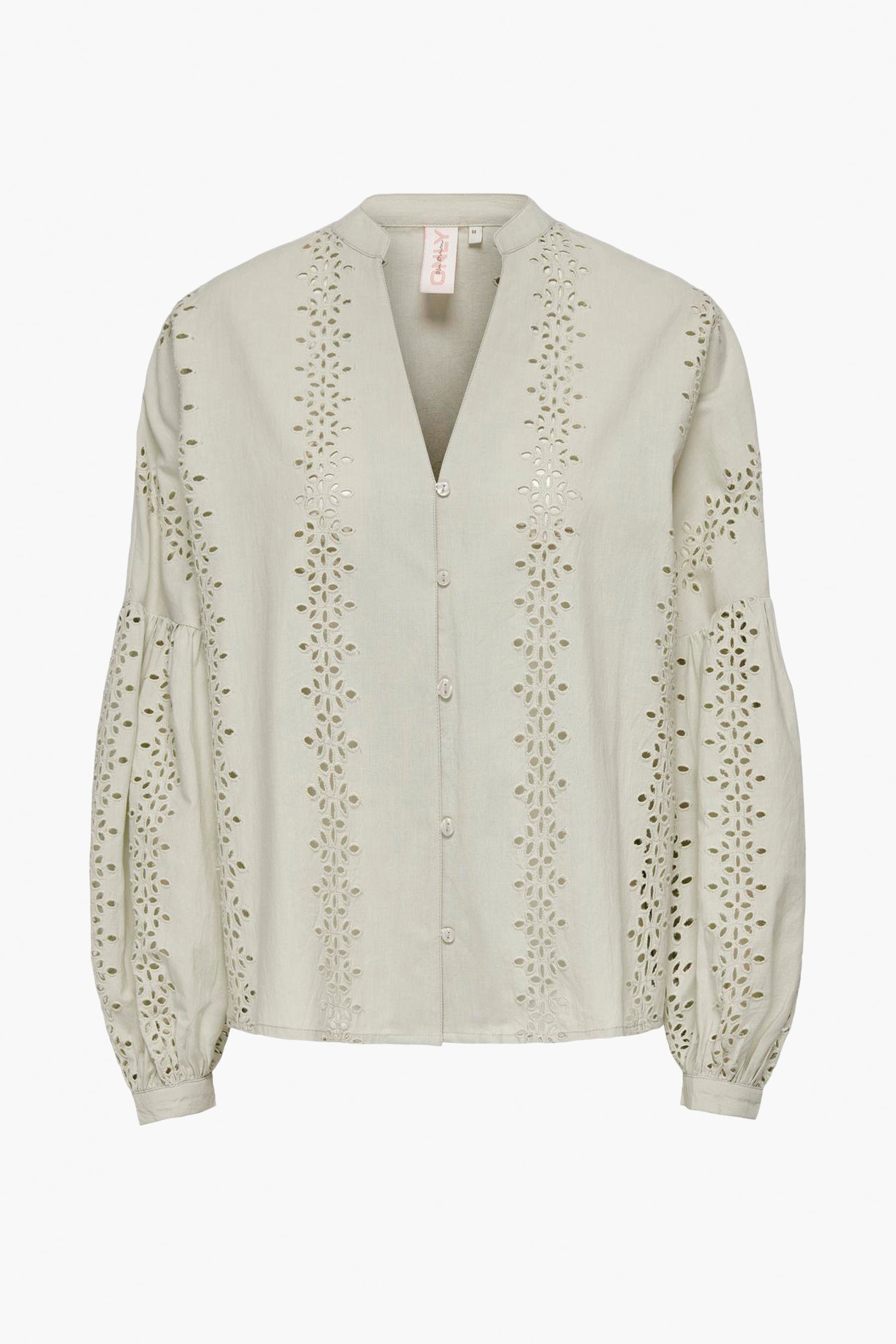 Ecru blouse met lange mouwen van ONLY, met kanten details en knoopsluiting.
