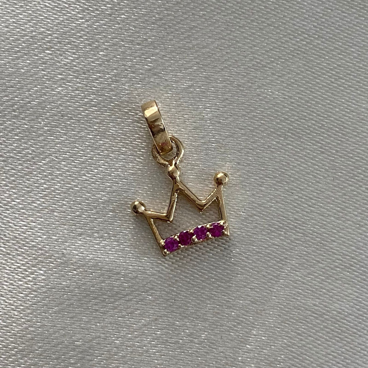 Dije Corona Silueta 0.8gr/1.5cm Circones Fucsia Oro Amarillo