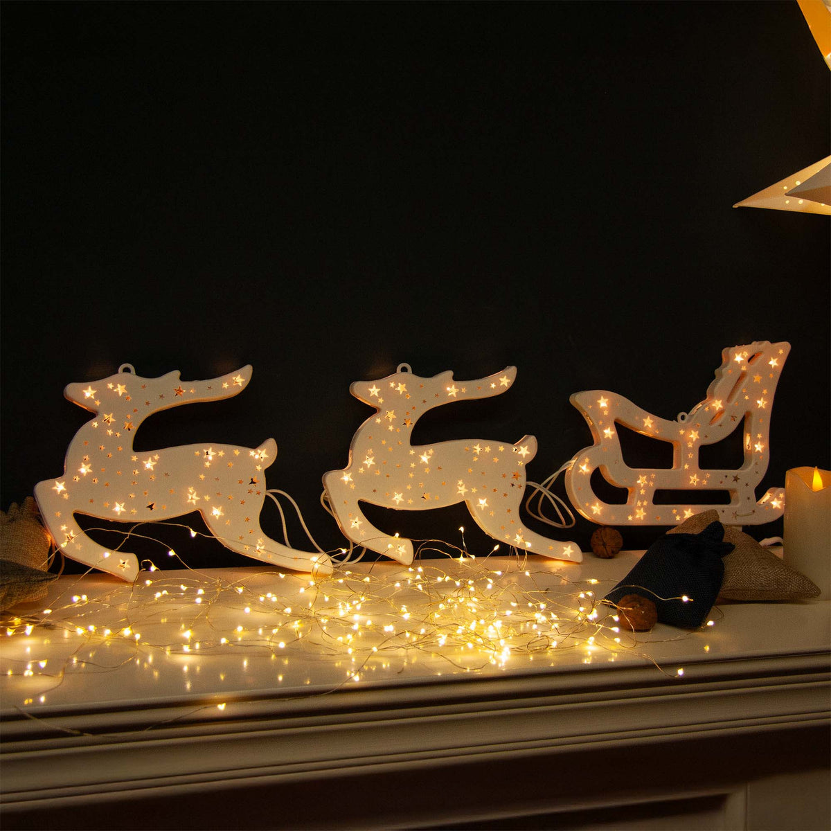 Weihnachtsdeko Fensterbild Rentierschlitten innen, 50 Lichter warmweiß, 100x19cm, weißes Kabel, mit Stecker