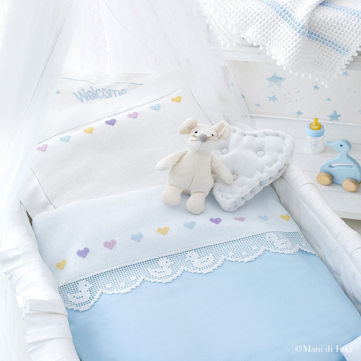 Kit lenzuolino culla in cotone con cuori da ricamare a punto croce e bordino a uncinetto filet