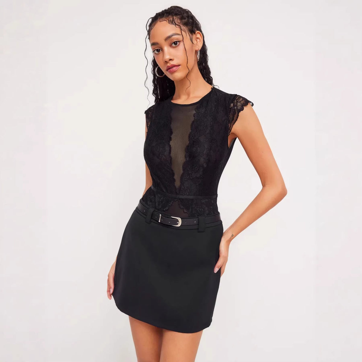 Damen Elegantes Spitzenbody mit tiefem V-Ausschnitt und zarten Rüschendetails – Bodéline