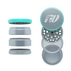 Vierteiliger NV Keramik Grinder in Grau mit Türkis. Zerlegt gezeigt mit Deckel, Mahlkammer, Sieb und Auffangschale.