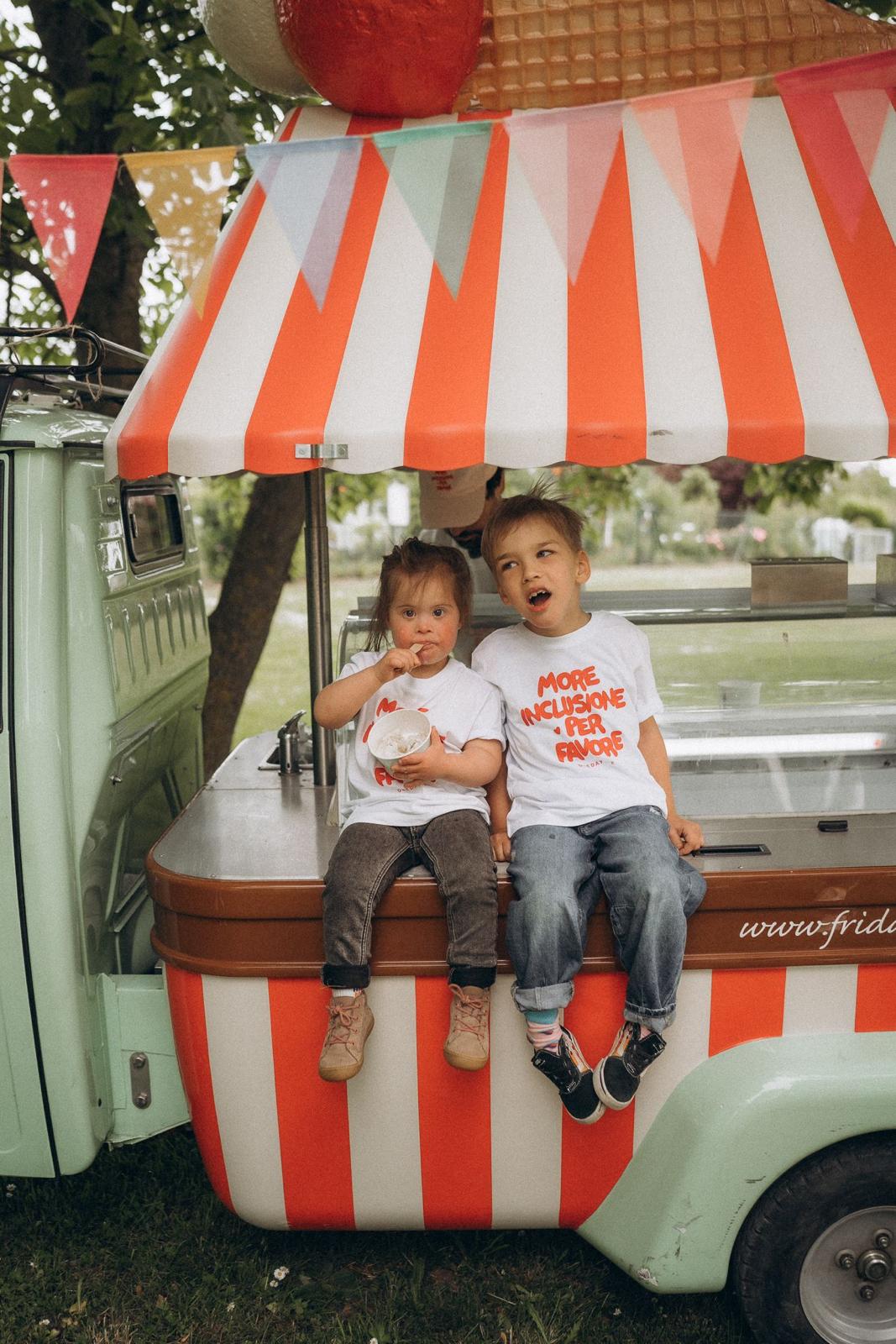 Kinder T-Shirt More Inclusione per Favore