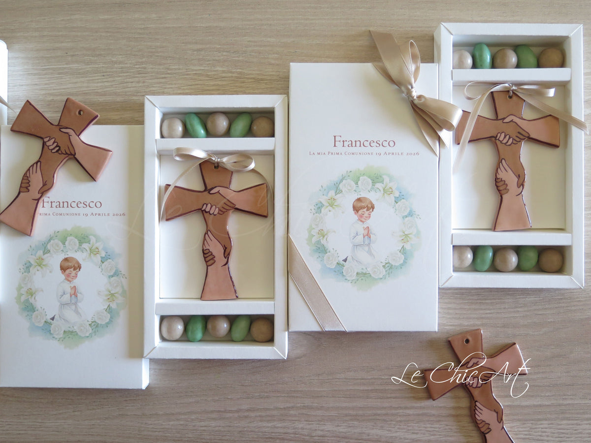 Set bomboniere Prima Comunione croce ceramica terracotta mani congiunte, scatola acquerello personalizzata con nome bambino e confetti verde salvia - Le ChicArt Lab