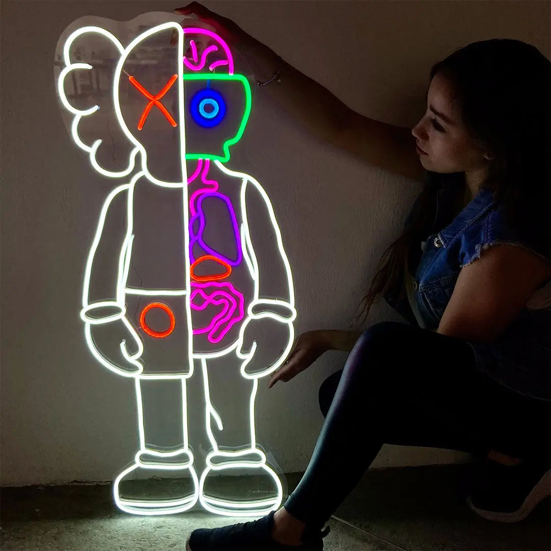Letrero de neón LED personalizado «Kaws 003» — encendido, vista principal | Electric Neon