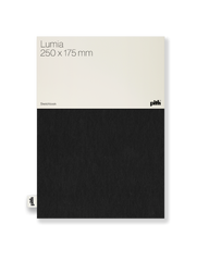 Pith Lumia 250x175mm schetsboek met een minimalistische crèmekleurige bovenkant, een onderkant met zwarte textuur en een merklabel aan de zijkant.