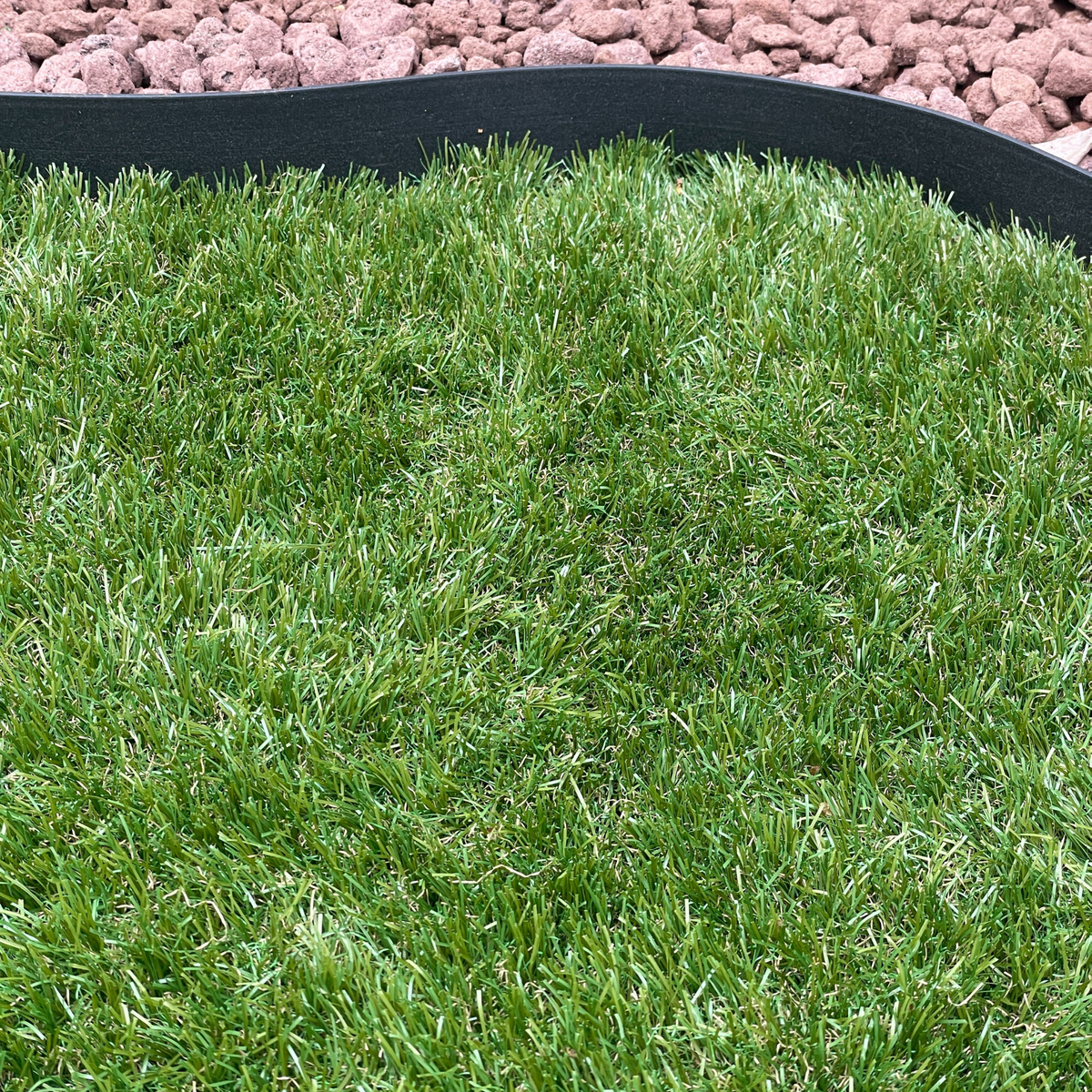 Prato in erba sintetica di alta qualità per giardini, terrazzi e spazi esterni – effetto realistico e drenante