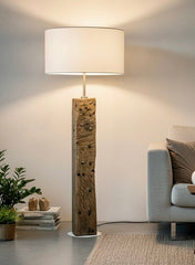 Designer Stehlampe aus alter Eiche – handgefertigte Holzlampe Schweiz